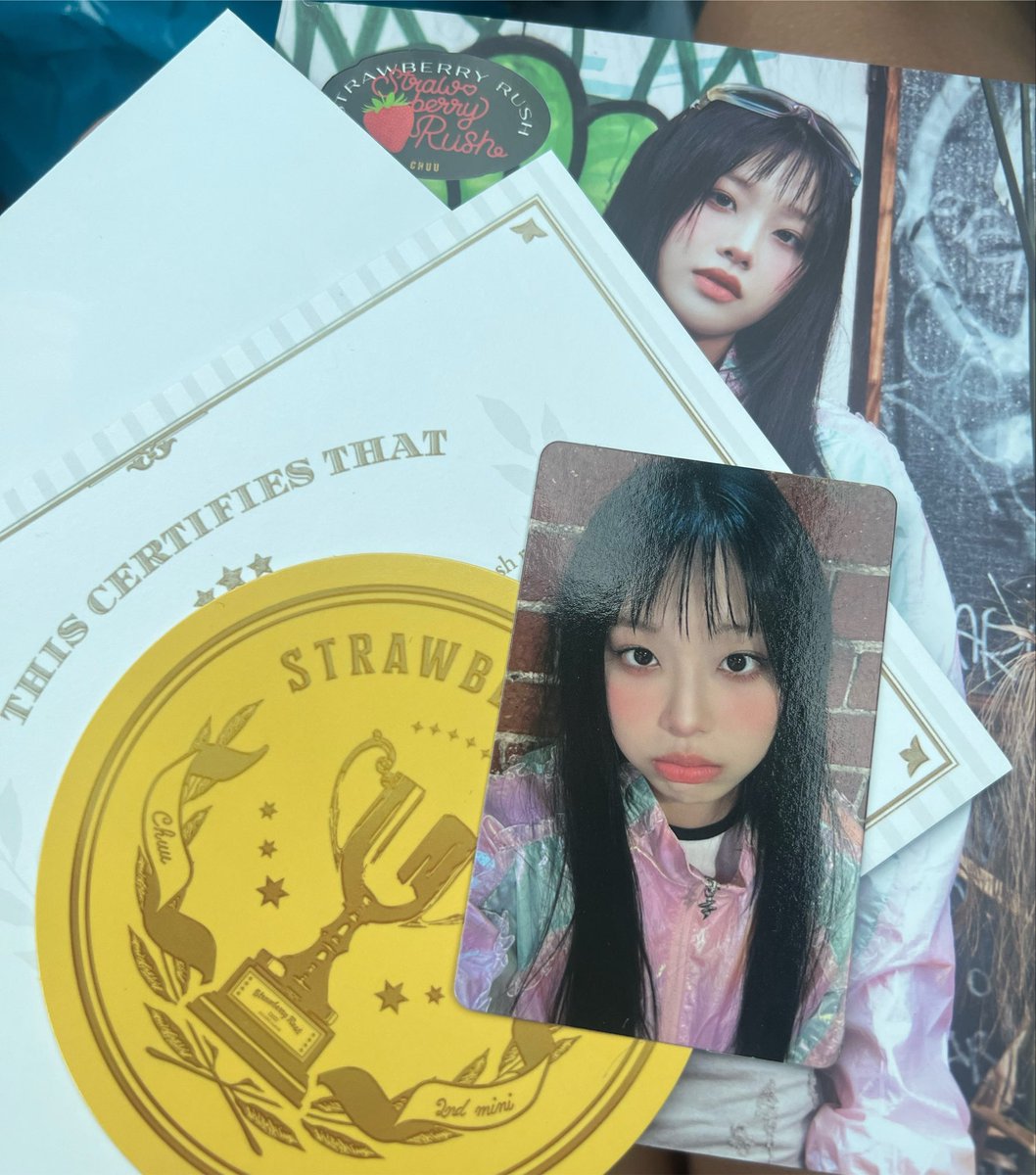 soapytalk's tweet photo. purchased a chuu album today #MissUChuu https://t.co/rRDM49DRn5