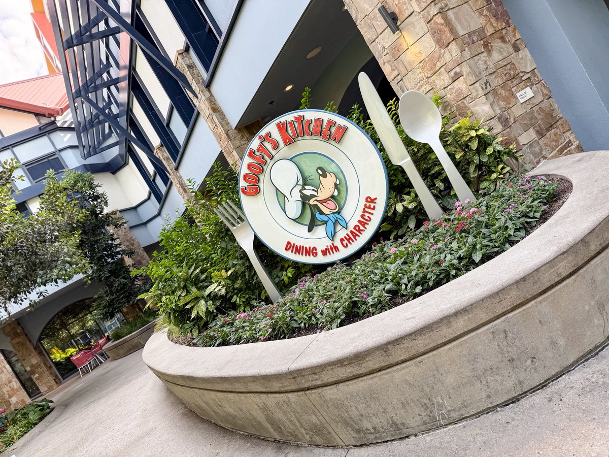 mickey256893's tweet photo. Goofy’s kitchen🍽️
アウトレットの後はグキチへ　
みんなキッチンの前で会えたら良いのに笑　
照明赤すぎて https://t.co/daJ4FMP39W