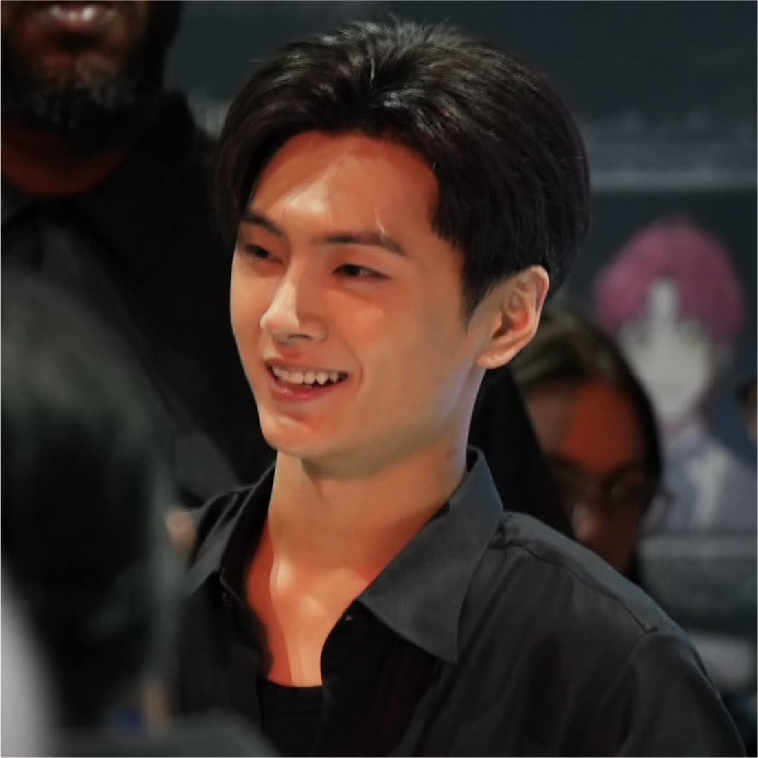 mycherryjay's tweet photo. OH HES GLOWING he looks so dreamy 😵‍💫 https://t.co/KxL1XzIoF6