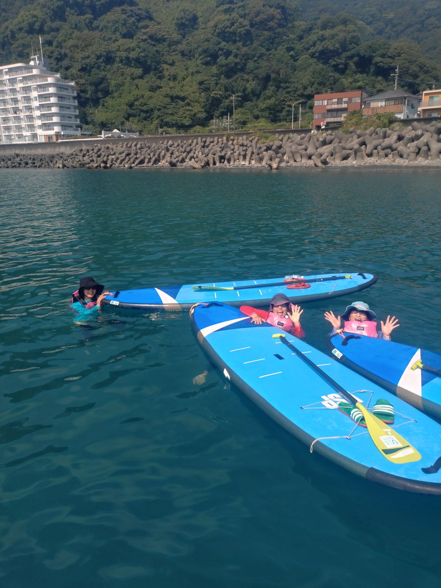 19_naopin's tweet photo. 子育て終了ママたちが、
これから自分たちが
楽しむぞ！とSUP満喫💛
海に浮かんで現実逃避w
安心安全の公認スクールで
SUPどうですか！？
#クラブサリーズ #静岡市 #石部 #用宗 
#SUP 
#BG静岡クラブサリーズ海洋クラブ  
#BG財団 #SiJ #公認スクール https://t.co/pl3YJhsz4d
