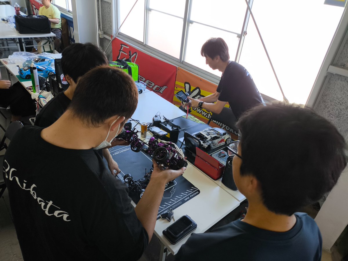 Shiha180's tweet photo. 本日はDayzさんでEVO MODチャレンジの前日練習中！

各々が本番に向けてセッティングしているみたい…

SHIBATAメンバーもセッティング相談で出動！
遠慮なく聞いちゃってくださいね♪ https://t.co/68jKLiaz2a