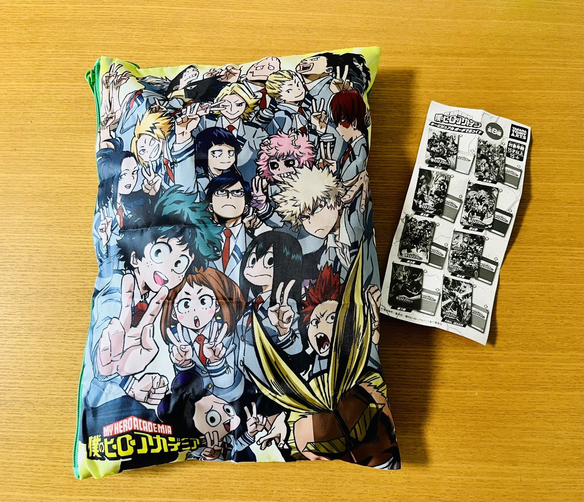 tatakaDQ10's tweet photo. ポーチガチャ、一発で狙いを引けた。
A組集合のキービジュ。
ポーチは薄いけど大きめでしっかり入る。
バラバラに適当にしまってたヒロアカガチャ達をポーチに纏めて整頓。
結構入るのにパンパンになりました😅 https://t.co/Kqu1ZVRoT9