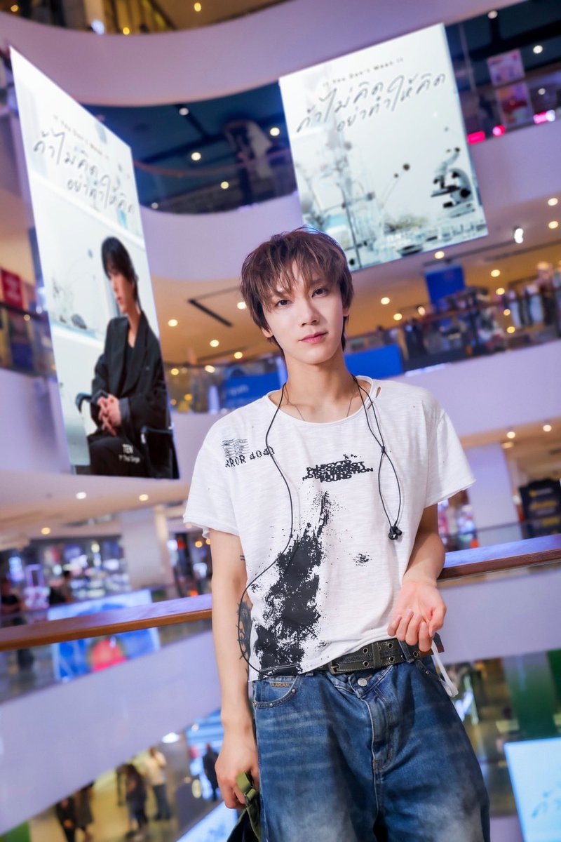 centralwOrld's tweet photo. ขอขอบคุณ TEN 💜 ที่มาชมจอ Poster Teaser เพลงใหม่ และชวนทุกคนมานับถอยหลังสู่ First Thai Single! เพลง “ถ้าไม่คิด อย่าทำให้คิด (If You Don’t Mean It)”

ตอนนี้สามารถมาชม Poster ของเพลงได้แล้ว บนจอดิจิทัล ที่ centralwOrld 💜✨

#centralwOrld #CTWMusicCommunity #CTWMusicNewRelease
#TENLEE #TEN_IfYouDontMeanIt