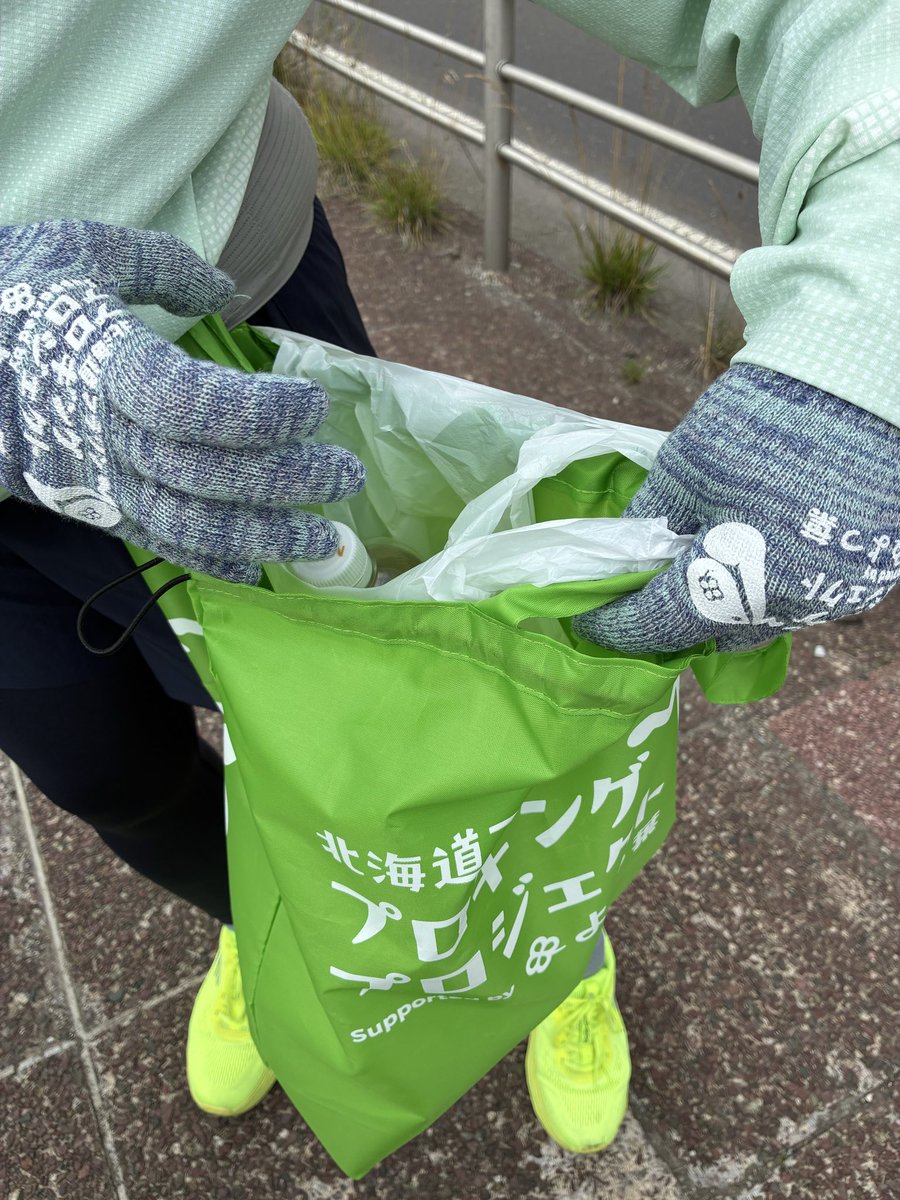 ayumisasaking's tweet photo. 先週のイベントで一緒になった方とプロギング。1時間半くらいかけておしゃべりしながらビンカンペットボトルを中心に拾いました。涼しくて動きやすかった！
一度気付くとどんどん気になる道端のゴミ。きれいな街にしたいな。 https://t.co/AypW8vqKeU