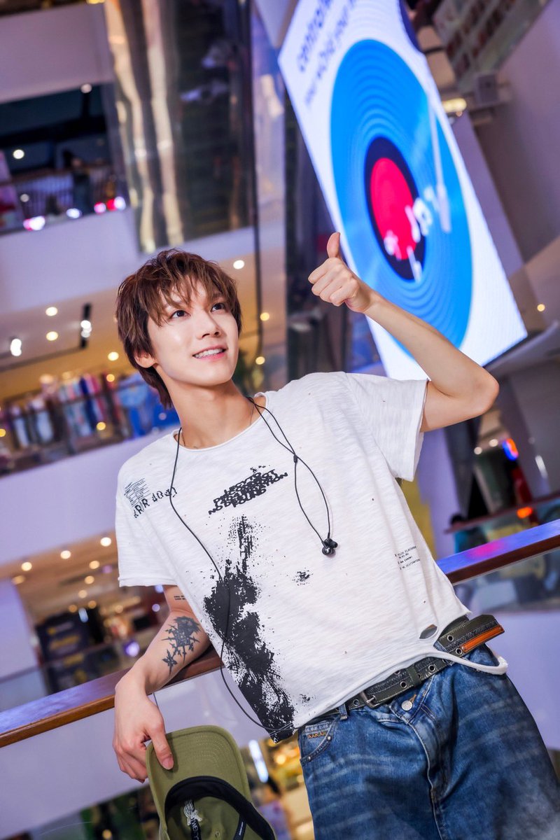 centralwOrld's tweet photo. ขอขอบคุณ TEN 💜 ที่มาชมจอ Poster Teaser เพลงใหม่ และชวนทุกคนมานับถอยหลังสู่ First Thai Single! เพลง “ถ้าไม่คิด อย่าทำให้คิด (If You Don’t Mean It)”

ตอนนี้สามารถมาชม Poster ของเพลงได้แล้ว บนจอดิจิทัล ที่ centralwOrld 💜✨

#centralwOrld #CTWMusicCommunity #CTWMusicNewRelease
#TENLEE #TEN_IfYouDontMeanIt