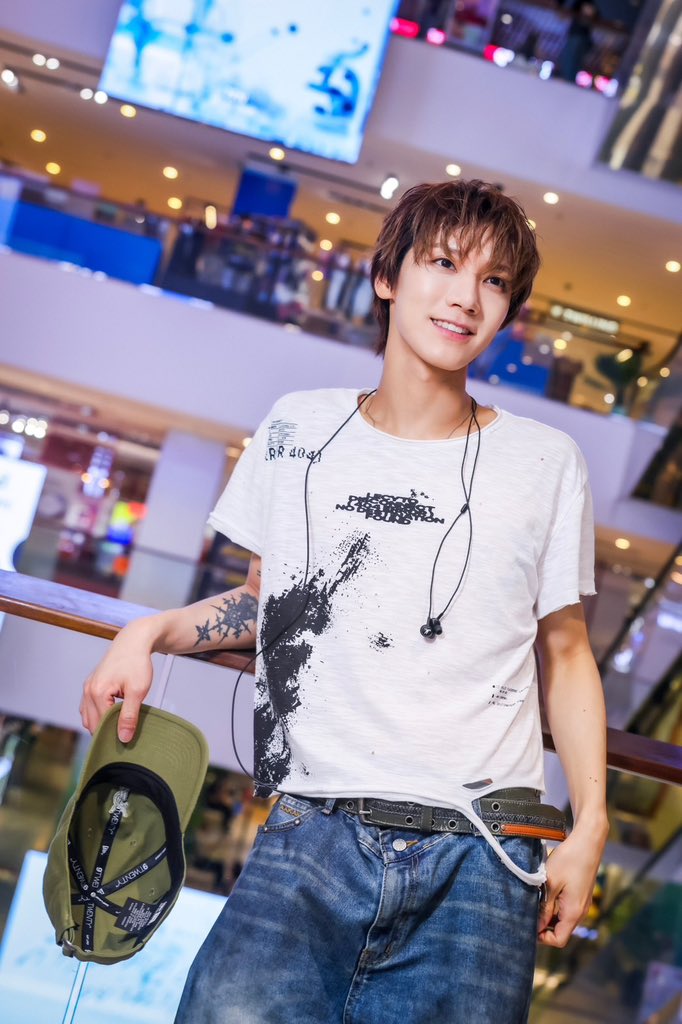 centralwOrld's tweet photo. ขอขอบคุณ TEN 💜 ที่มาชมจอ Poster Teaser เพลงใหม่ และชวนทุกคนมานับถอยหลังสู่ First Thai Single! เพลง “ถ้าไม่คิด อย่าทำให้คิด (If You Don’t Mean It)”

ตอนนี้สามารถมาชม Poster ของเพลงได้แล้ว บนจอดิจิทัล ที่ centralwOrld 💜✨

#centralwOrld #CTWMusicCommunity #CTWMusicNewRelease
#TENLEE #TEN_IfYouDontMeanIt