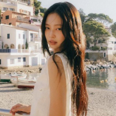 jenniescharts's tweet photo. Biggest debuts for solo songs by female artists on YouTube in 2026 

1. Olivia Rodrigo, drop dead — 6M
2. JENNIE, Less than a Lover — 5.7M https://t.co/FUqWHKKFYv