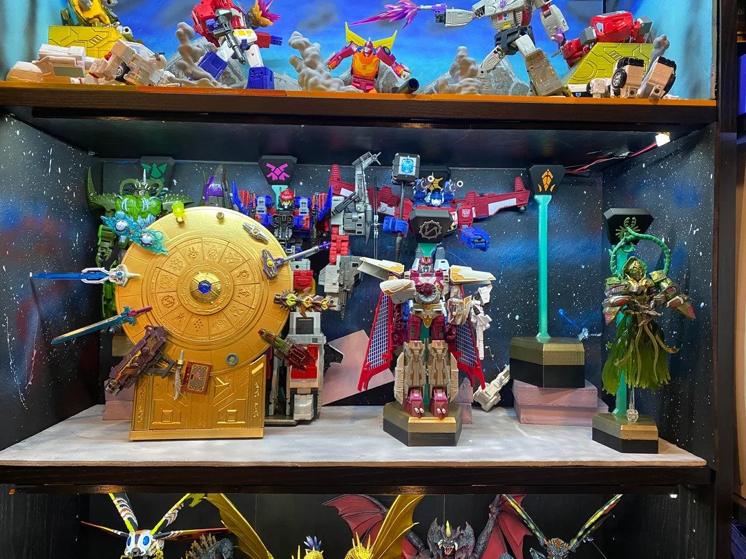 FunbieStudios's tweet photo. And the conduit has zapped through the 3d space bridge and been 3d printed and done up in this awesome gold finish by IJKProductions on reddit! Really gives off the legendary aura as it displays the Primes' artefacts! 🔥

Thanks for sharing these shots, IJKProductions! 📷 https://t.co/hh9OmOi6Jn