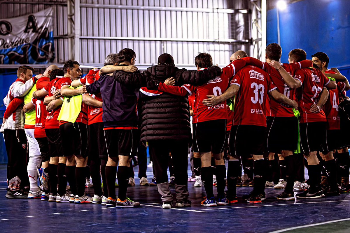 RGaleani's tweet photo. Otra noche de Clásico con los Veteranos de @futsalcai. Nos quedamos con 9 de los 12 puntos posibles esta semana y viene el tramo final hasta la meta. Gracias a todos los muchachos y a mi cuerpo técnico. Sigamos más juntos que nunca. 🔴🏆

📸 https://t.co/uj3OPpNbkQ

#Futsal ⚽ https://t.co/V3WxOBkbrI