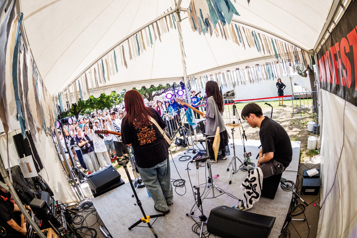 murofes's tweet photo. 【 #ムロフェス2026レポ 】

いつもは心に刺さる音楽を力強く届けるウマシカて。代表曲の 「拝啓、クソ男様」からスタート、今日はアコースティックセットで観客の心に染み渡る。続く「1998」「高円寺」、そして新曲の「夢��応援歌III」も今日は違った表情を見せる。ラスト「猫」で、夏の空の下やわらかな一体感が広がり、余韻を残して締めくくった。

pic @katada0326
#murofes