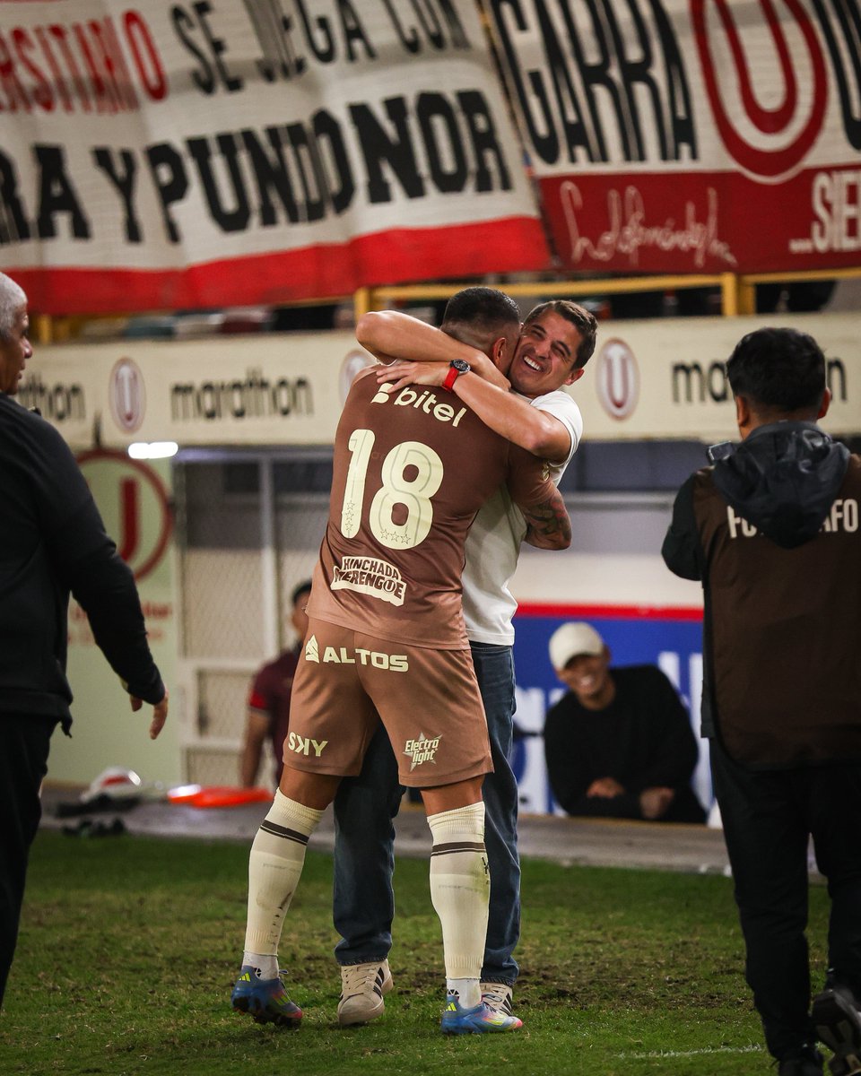 Universitario's tweet photo. 𝗘𝗫𝗣𝗟𝗢𝗦𝗜𝗢́𝗡 𝗗𝗘 𝗙𝗘𝗟𝗜𝗖𝗜𝗗𝗔𝗗 🤩
 
#UnidosOtraVez
#UnaHistoriaDeGrandeza https://t.co/Uwv3mb3a6b