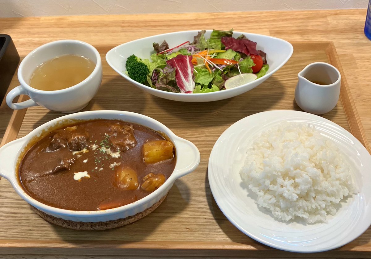 wtg23's tweet photo. 塩尻市広丘

カフェ シフォン

洋ランチプレート¥1800-

和風とろりビ��フシチュー 

お肉が柔らかくスプーンで切れるくらい
しっかりと煮込まれていて
全く���みもなく、美味しい。

手の込んだ
家庭的なビーフシチュー 。

冬にたべたいな。 https://t.co/27DMEeaJzo
