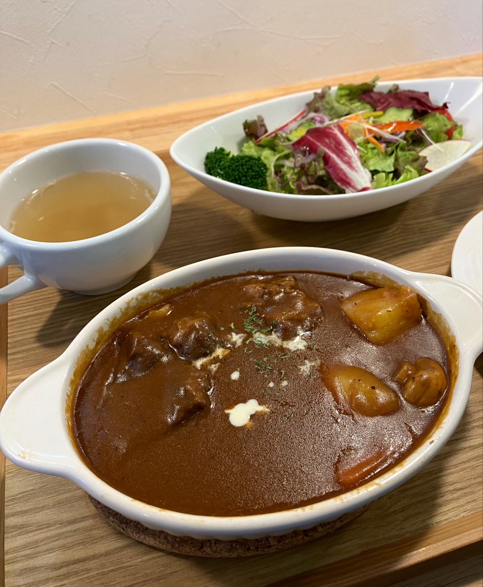 wtg23's tweet photo. 塩尻市広丘

カフェ シフォン

洋ランチプレート¥1800-

和風とろりビ��フシチュー 

お肉が柔らかくスプーンで切れるくらい
しっかりと煮込まれていて
全く���みもなく、美味しい。

手の込んだ
家庭的なビーフシチュー 。

冬にたべたいな。 https://t.co/27DMEeaJzo