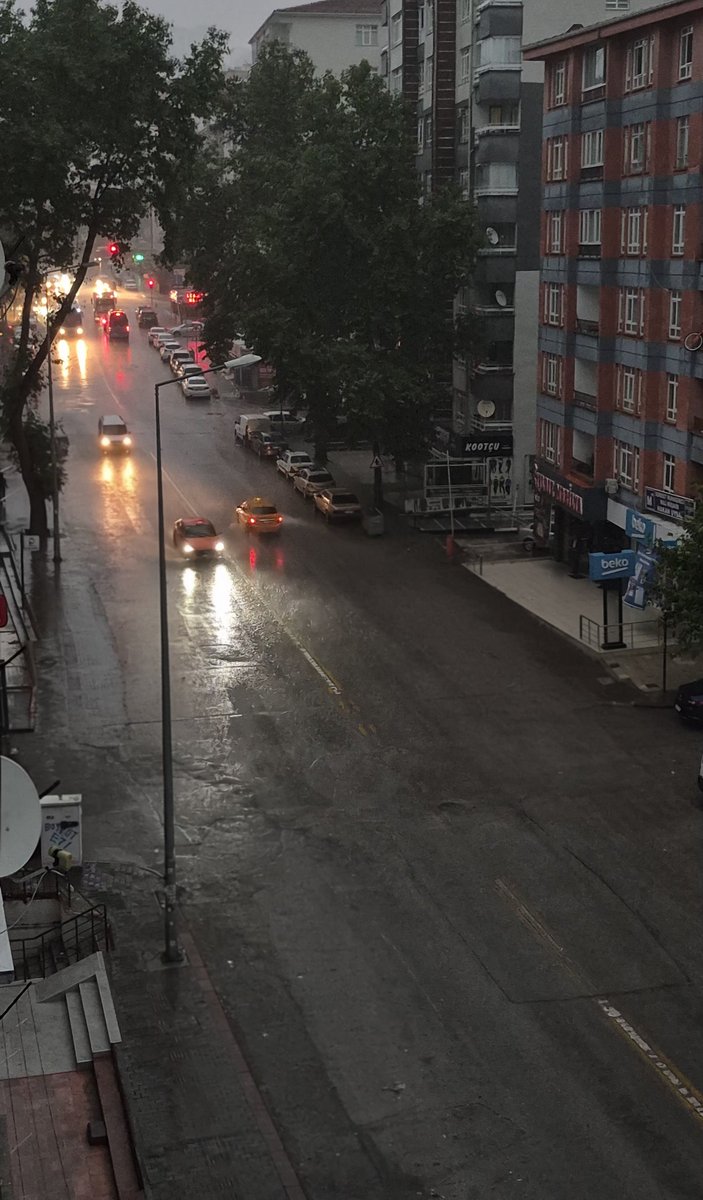 moriposarh's tweet photo. Temmuz ayını bitirmek üzereyiz geceden beri Ankara'da şiddetli gök gürültüsü ve sağanak yağış var ⛈️ https://t.co/XkT0QIVH1T