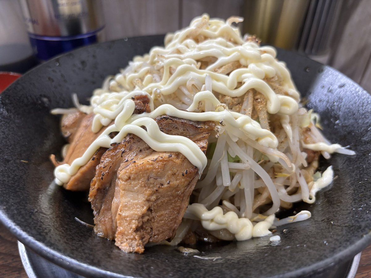 BenkyoMushi's tweet photo. 麺でる 川崎店
限定「冷ましまぜ麺」
シークとワーサーの酸味、ラー油の辛味にホワッとゴマ油も香り美味🤤
麺は氷でビシッバシッと締められてるからしっかり顎トレ☺️
サッパリ食べられるから暑い時期にピッタリ🥰
いずみんさん、いつもありがとうございます🙇🏻‍♂️
@mendel_kawasaki https://t.co/manJDzcpwe