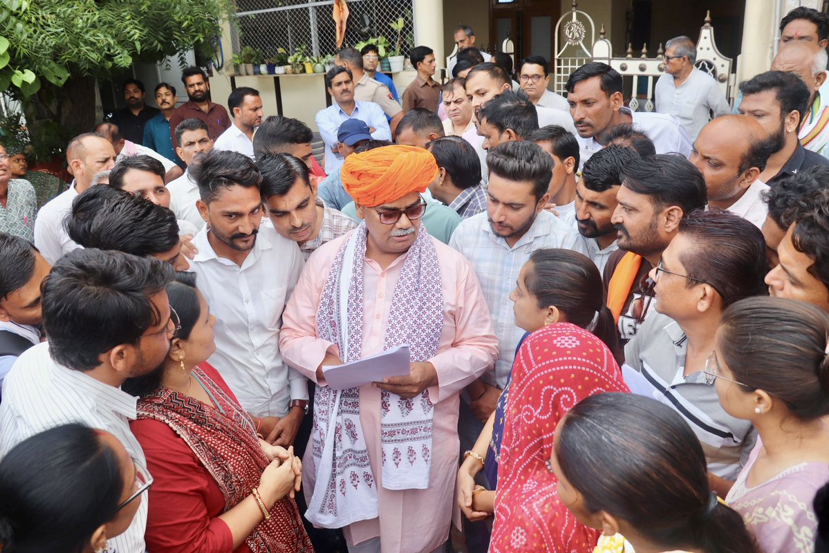madandilawar's tweet photo. सम्मान, मुस्कान व समाधान...
जनसुनवाई
आज 'सबका साथ - सबका विकास - सबका विश्वास' के भाव के साथ कोटा स्थित निज आवास पर जनसुनवाई के माध्यम से देवतुल्य जनता व कार्यकर्ताओं की समस्याओं को सुना एवं उनके त्वरित निवारण हेतु संबंधित अधिकारियों को निर्देशित किया। 

आप सभी के इस अपार स्नेह से निरंतर सेवा करने के भाव को बल मिलता है।

#जनसुनवाई 
#आपणो_अग्रणी_राजस्थान