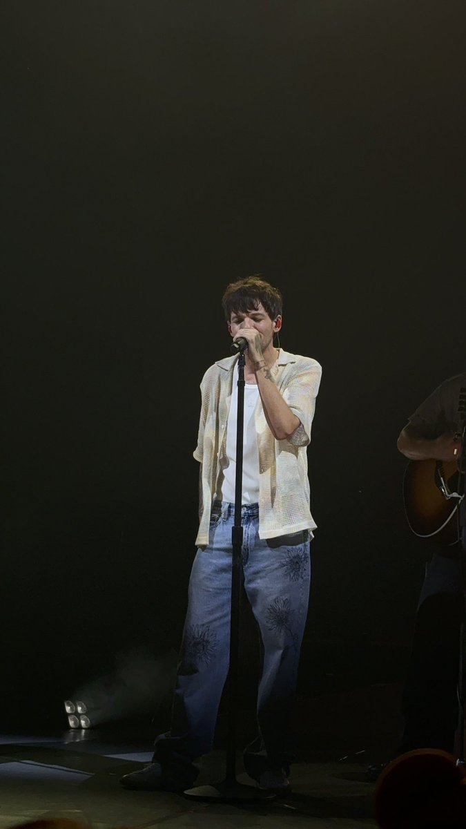 AnnRiverES's tweet photo. @t91loupics @Louis_Tomlinson The man he is 🥺 https://t.co/xRDXUGm53M