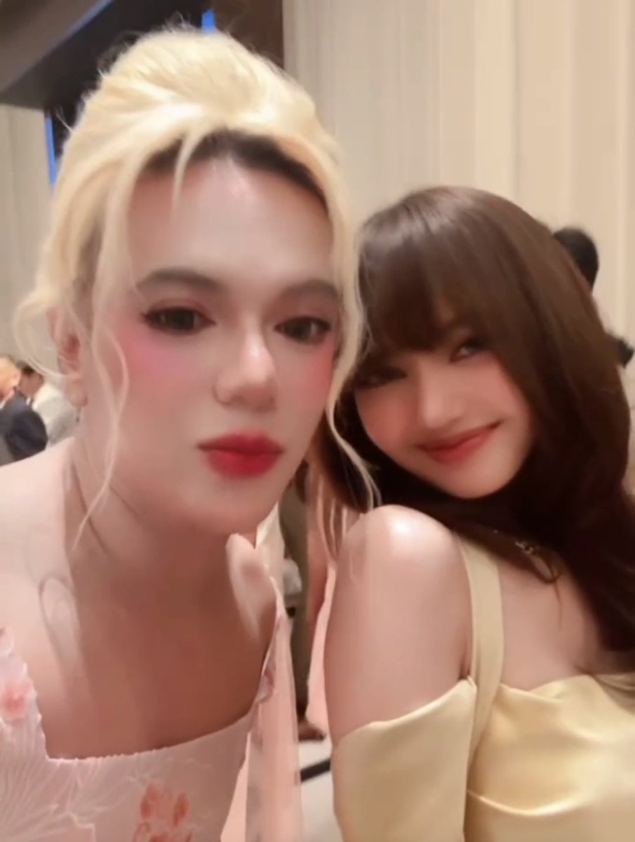 LaliceUpdates's tweet photo. Seeing her (LISA) in person, she’s absolutely stunning. Truly stunning. But beyond her beauty, she’s such a respectful, well-mannered young woman. I saw her raise her hands to greet me with a Thai wai (🙏🏻), and that alone made me feel so touched. I’m just an ordinary person, while she’s a world-class artist. - AE (Thai celebrity manager & talent agent)

AE: I was so excited, it felt like there was some kind of magnetic pull. I’ve already been a fan of #LISA for a long time. I’ve met her mom before, and she’s lovely. Whenever I get the chance to meet Lisa herself, we’ve talked a little, and she’s just incredibly sweet. I was honestly speechless.

At first, some of Lisa’s fans and netizens were joking, saying, “P’Ae, did you go ask for her number so you could manage her?” (laughs) I was like, “No! I didn’t ask for her number.” I was just so excited. I only wanted to take a selfie with her. The only thing was… I felt bad using my leg-lengthening filter with her. (laughs)

@wearelloud