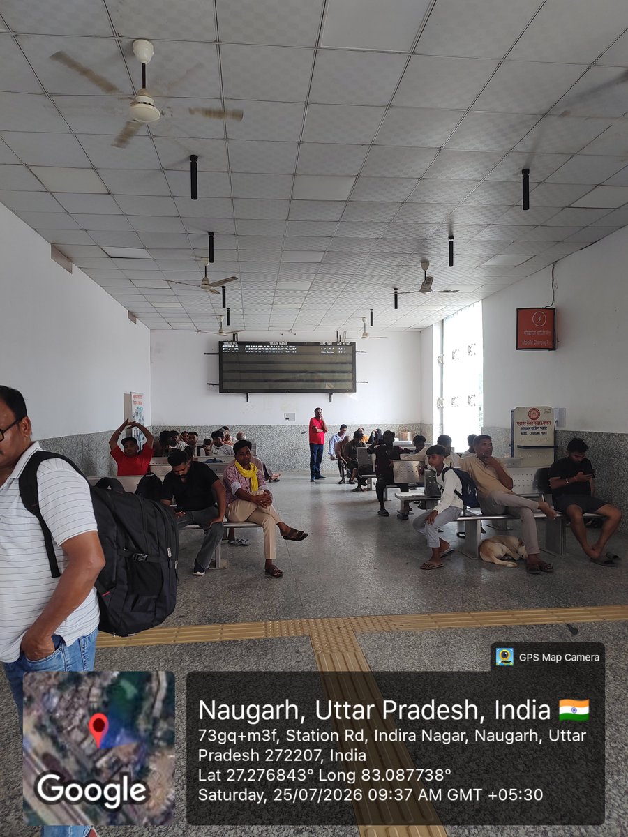 kitabsonu's tweet photo. @RailMinIndia @RailwaySeva जहां पंखा वहां सीट नहीं है, जहां सीट है वहां पंखा बंद है, पंखे की ऊंचाई ज्यादा है, हवा भी नहीं लग रहा है। आवश्यक कारवाही करें। https://t.co/fwSdXxgbHb