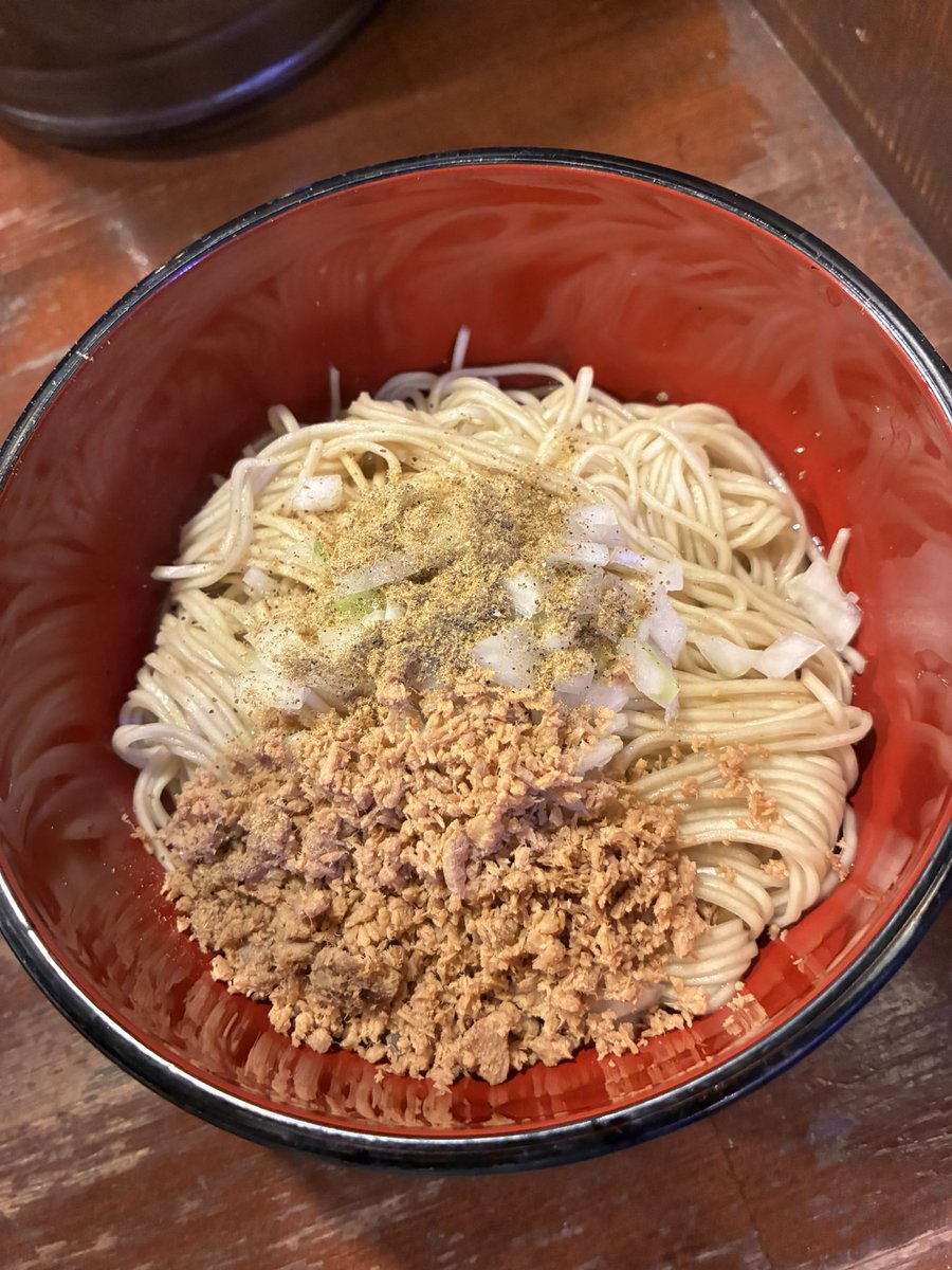 aedamakudasai's tweet photo. 麺処 ゆうきさん

・三段仕込みの淡麗煮干ソバ

・濃厚煮干ソバ

・煮干の和え玉

いや〜今日も暑い💦　こんだけ暑いと食欲も落ちる…事もなくw  
ペロリと美味しくいただきました☺️

ご馳走��でした😋 https://t.co/2yk4geyGOD
