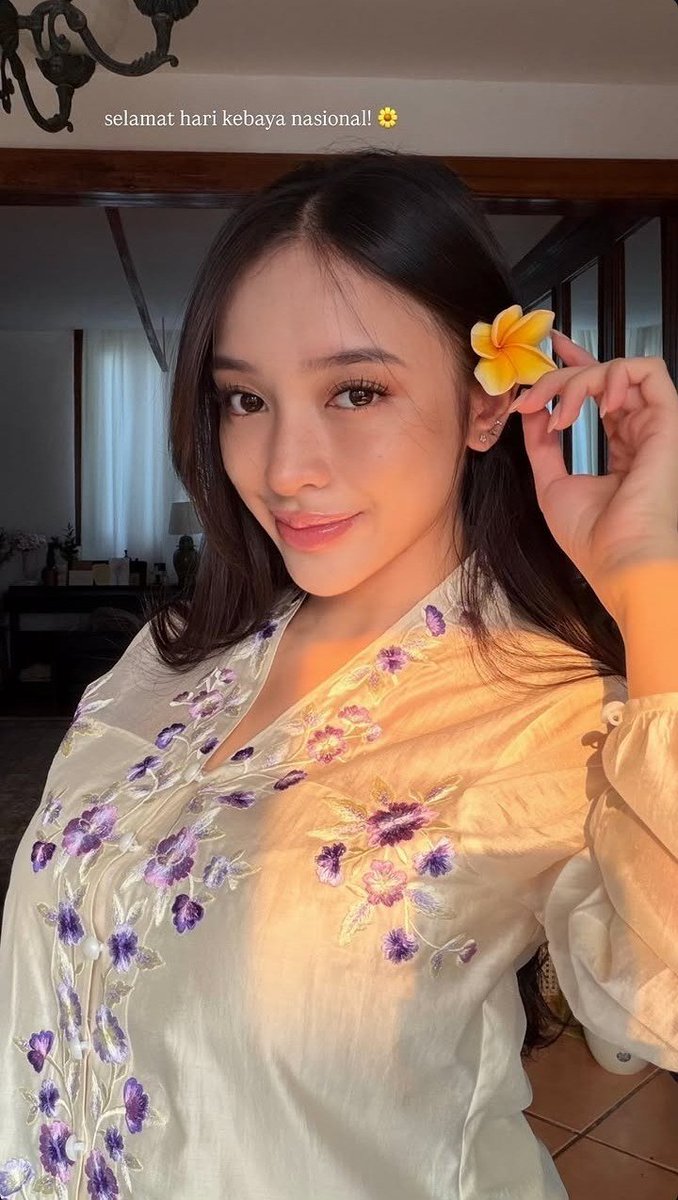 Srney2o's tweet photo. Ngelihat Amanda Zahra sekarang tuh kayak, “gila, kok bisa ya dulu ada yang tega nyakitin perempuan se-worth it ini?”

Tapi mungkin memang begitulah hidup. Menjadi cantik, baik, punya value, dan punya segalanya nggak otomatis membuat seseorang kebal dari luka.

Ada orang yang kehilangan sesuatu yang sangat berharga bukan karena orang itu kurang, tapi karena yang punya dia nggak cukup sadar nilainya.