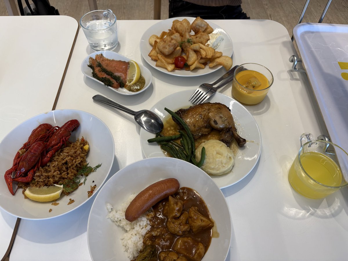 MnutSnut_Cnut's tweet photo. 白米とフィッシュ&amp;チップスは美味しかった、あとオレンジジュース https://t.co/B7l29GNsiS
