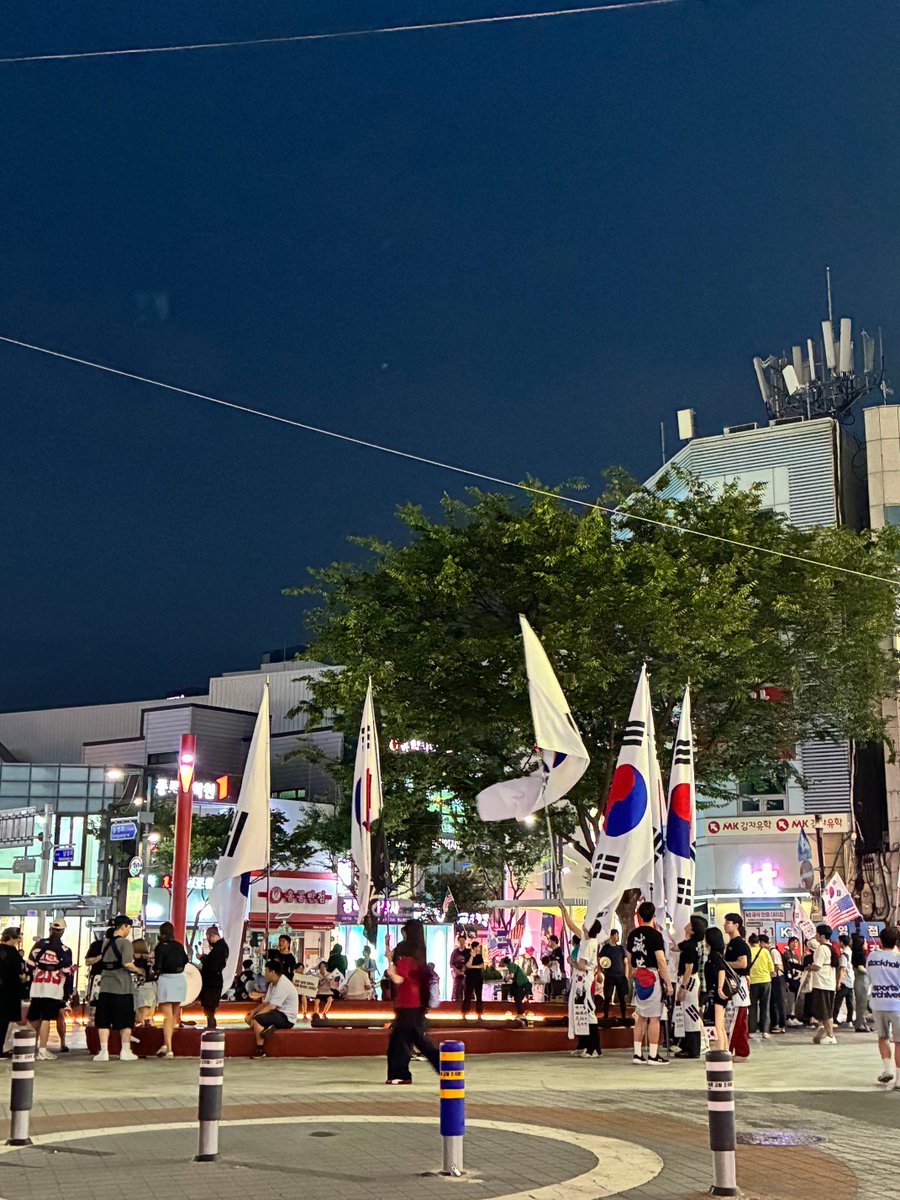 gkSUuWFvIhbK23b's tweet photo. 韓国でデモに遭遇。
というか訪韓すると一日に2、3回はデモに遭遇する。
ホテルにいてもデモの音が聞こえることもしばしば。
世の中に何か問題があると国民がすぐに声をあげる。
それが韓国の日常。
日本とは大違い。
見習った方がいい。 https://t.co/QhhTdU1aeR