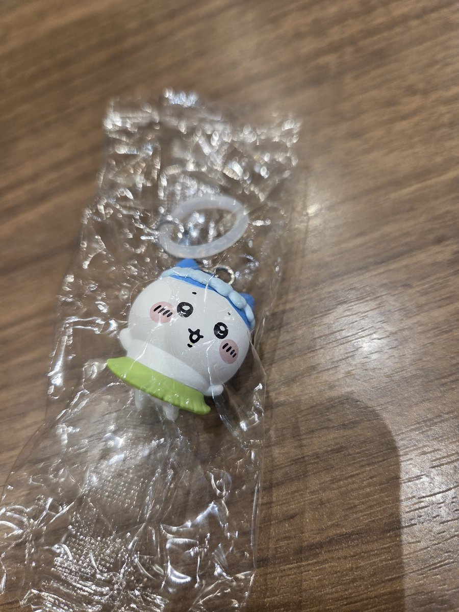 apophylite_'s tweet photo. ちいかわ映画見てきた！
ちゃんと原作序盤の楽しいお祭りムードも大切にしつつ、後半のバトル＆ホラー展開はちゃんと迫力あって緩急の付け方が上手すぎる
特典はハチワレでした https://t.co/SklQm67vKl