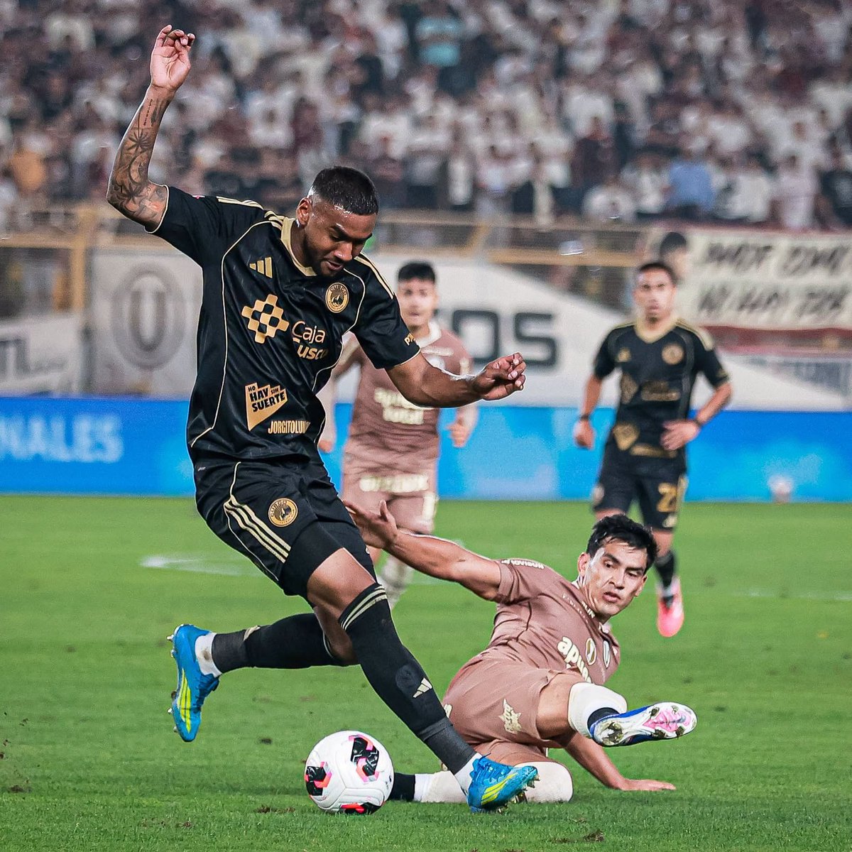 cristato16's tweet photo. A la defensa de la 'U' le está costando la línea de 4 por culpa del rombo de la mitad de campo. Ese rombo permite que el equipo rival tenga mayor amplitud y, con el pasar del partido, aproveche las bandas. Veremos cómo lo corrige Cúper. https://t.co/la6rwruqMX