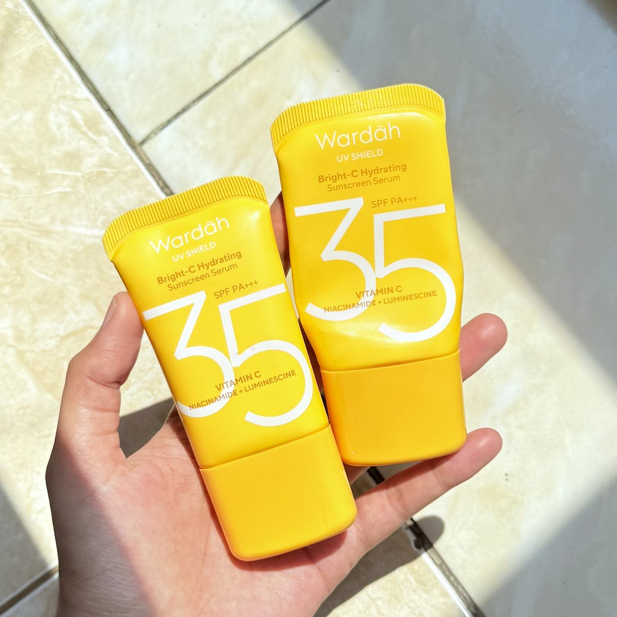 Lusieinthesky's tweet photo. kuning kuning apa yg bikin glowing dan gak bikin gosong?

SUNSCREEN INI LAHHH☝🏻 
✅lokal ✅murce ✅bikin instant glowwww https://t.co/KTMXTE6tHh