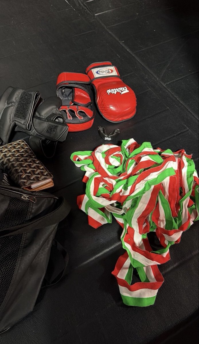 hewadsaif's tweet photo. All I can think of when I see my hand wraps

He he he..
De warne, warne, warne 
De Warne, warne warne 
De Warne, warne, warne
Warn dilane w asmar https://t.co/xY72uL2TZk