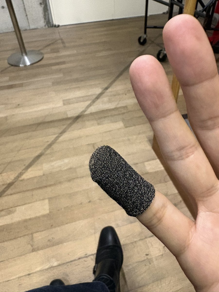 junjiflute's tweet photo. 思いつきで買ったみたタブレット用指サック、思った以上に小指の滑りが良くて驚く。dis-cisとかdis-Cが余裕！(暑くてアホな事しか考えられない) https://t.co/8GHByNw7hV