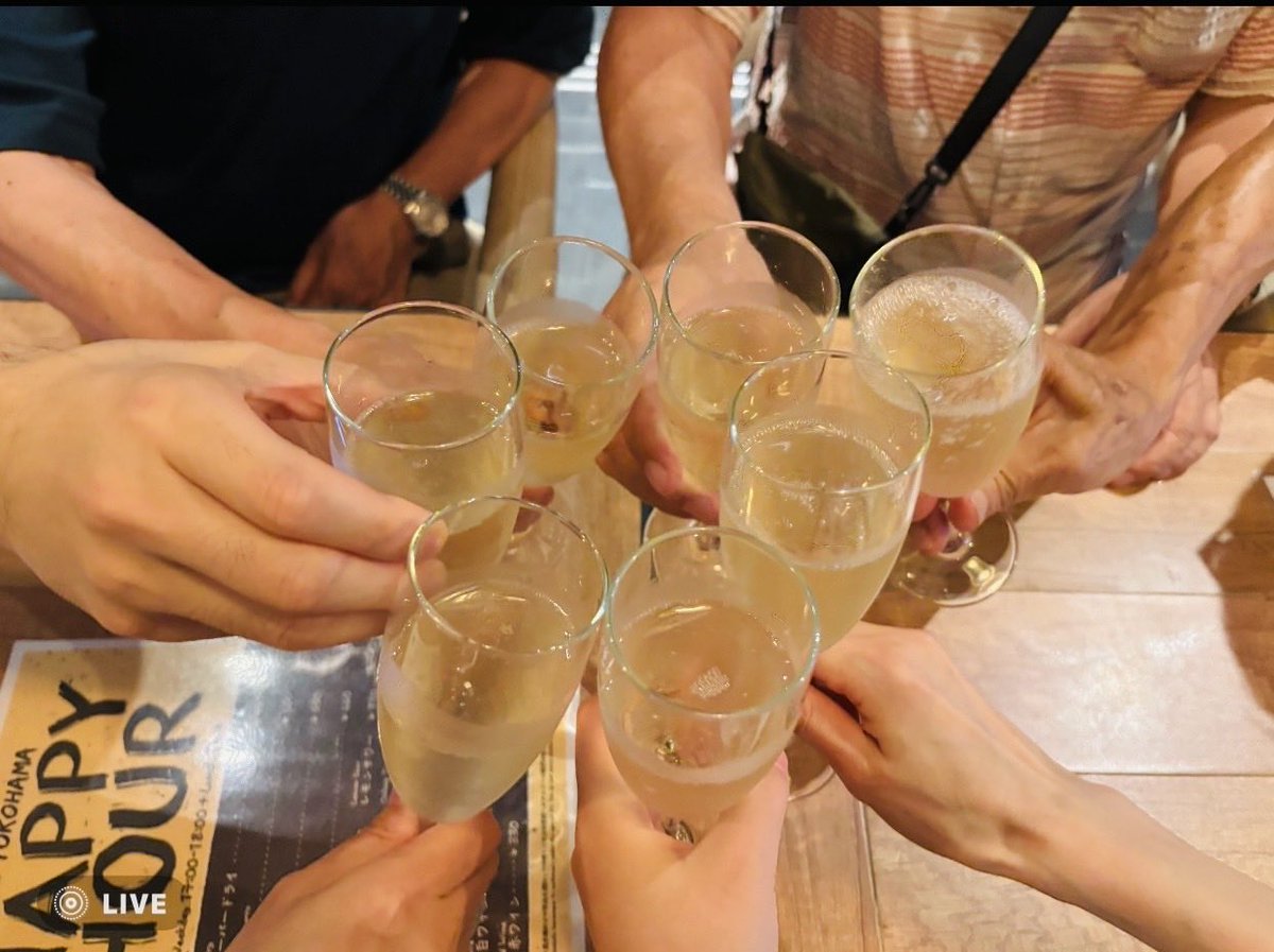 ouengogoc's tweet photo. 援護会フリー会話のメンバー勢ぞろい、老师を入れて7名で、夜の食事会をしました。
久しぶりに皆んなが集まり色々話せて楽しかったです😆
🍕がとても美味しい😋店でお酒も良かった❤️
とても盛り上がりました。

道はそれぞれ違っても、私達は中国語でつながってます‼️
また、会いましょう😊 https://t.co/YN0l5uFjwB