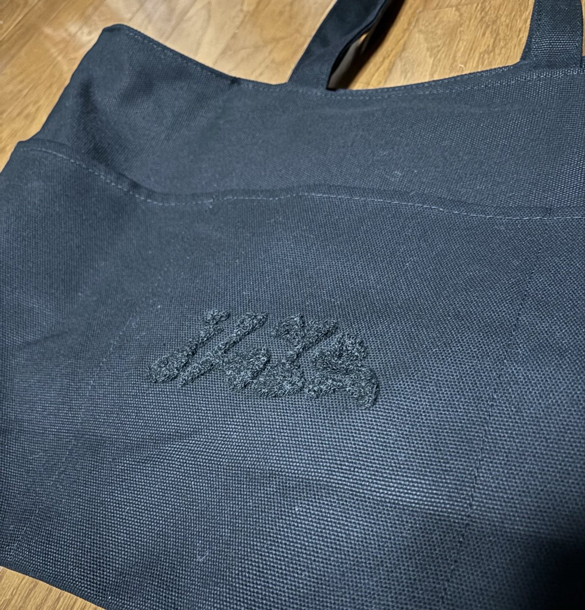 ym04636910's tweet photo. グッズ購入検討してる方へ

バッグはキャンバス地で厚みがしっかりあります
何より細部までかなりこだわって作られているのが伝わってくる🥹
うちわがすっぽり入りきるサイズなのも嬉しい🫧
お高めですが買ってよかったアイテムです
#Number_i #NumbersUr26 https://t.co/llSVAzvjq9