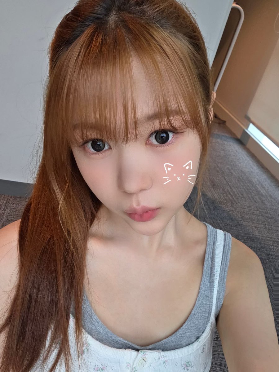 ye0nkim's tweet photo. happyy weekend guyss🫶🏻👀🙌🏻 https://t.co/D3QXyFhFCS