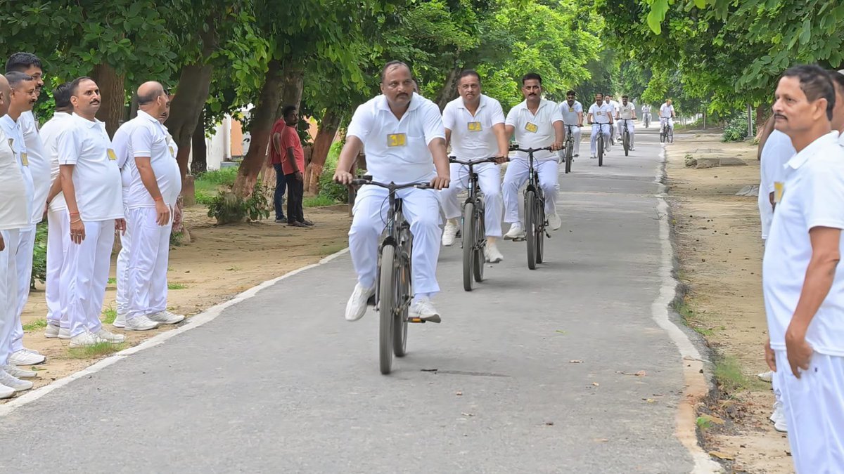 PTCUnnaoUPP's tweet photo. उप निरीक्षक प्रोन्नति कोर्स की साइकिल रेस प्रतियोगिता में हर पैडल ने यही सिखाया कि सच्ची जीत स्वयं पर विजय में है। अनुशासन, धैर्य और निरंतर प्रयास ही सफलता का मार्ग बनाते हैं। 🚴‍♂️🇮🇳 #UPPolice #PromotionCourse #CycleRace #Discipline #SelfVictory https://t.co/80IsDlBhel