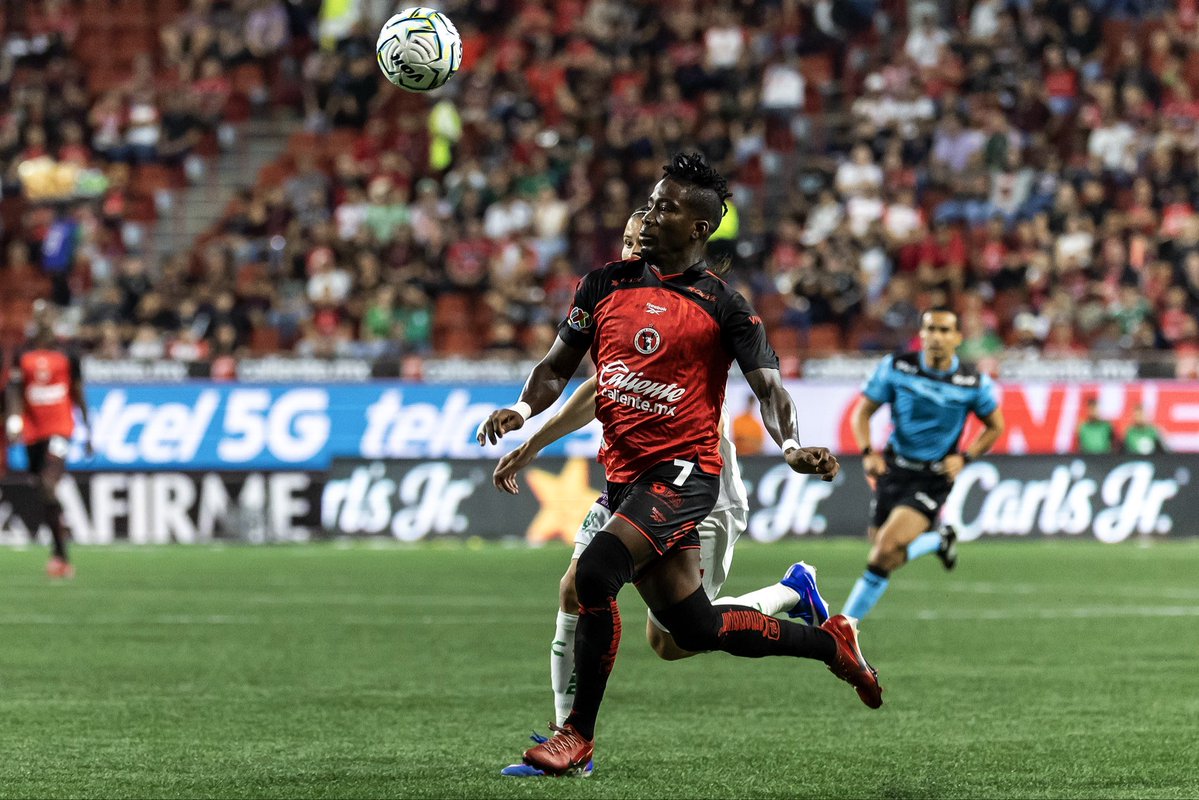 Xolos's tweet photo. ¡De regreso a la cancha! Se juega el segundo tiempo en TJ

#DeLaFronteraPalMundo https://t.co/61Iw0Smkbq
