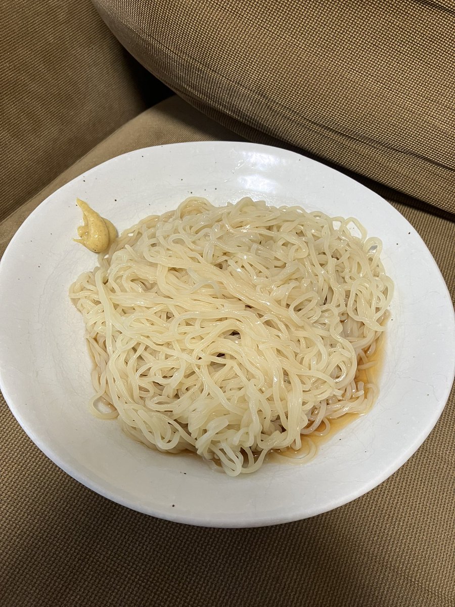 edochonin's tweet photo. しかしアチィな、クソが…ッ！🫠
虚弱町人、腹は減っているが、買い物をしに行く気力も体力もない。そして冷蔵庫の中に目ぼしいものは何もない。
という訳で、素冷やし中華！温い水道水で冷やした締まりのない麺がたまらない🚰
辛子つけたから栄養バランスもバッチリ！この美味さに全米が泣いた！🇺🇸🎉 https://t.co/a9eRejscuL