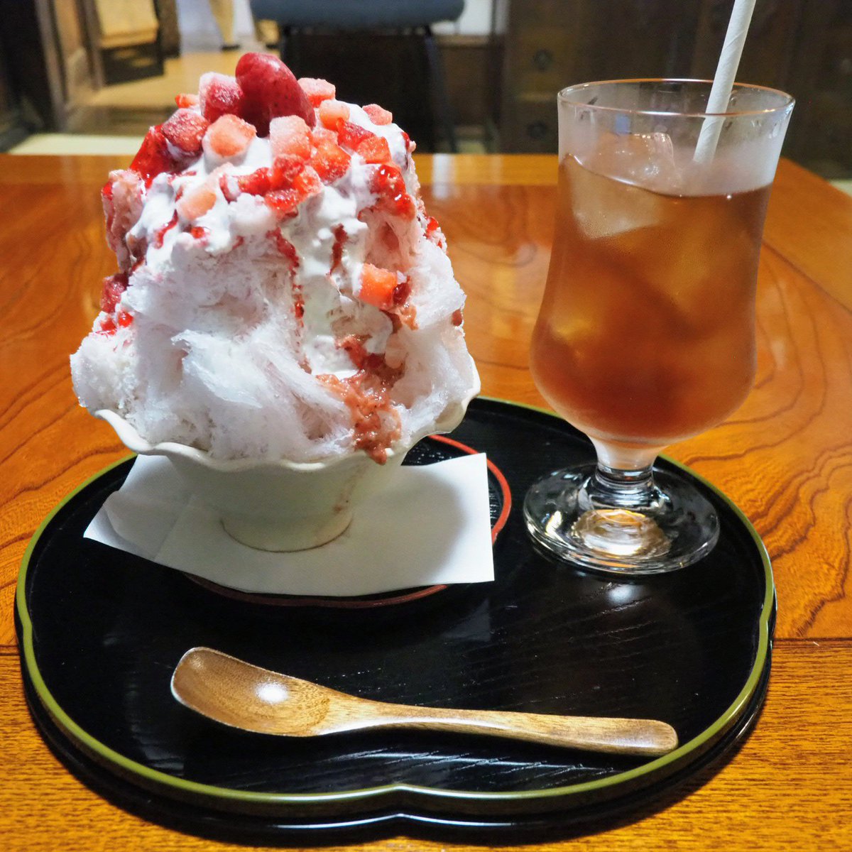 syasinbu's tweet photo. 百足屋さんにて大休止。
いちごオレのかき氷とアイスティー。 https://t.co/vuaqpghWQ1