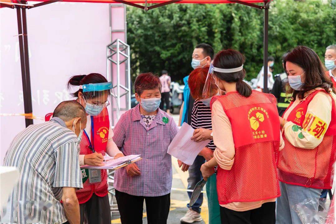 minhyunkks's tweet photo. 这周在社区核酸检测点当志愿者，帮老人操作登记码、维持队伍秩序，虽然站了一天但收到小朋友递的糖，心里暖乎乎～， https://t.co/oDzYCBmABy