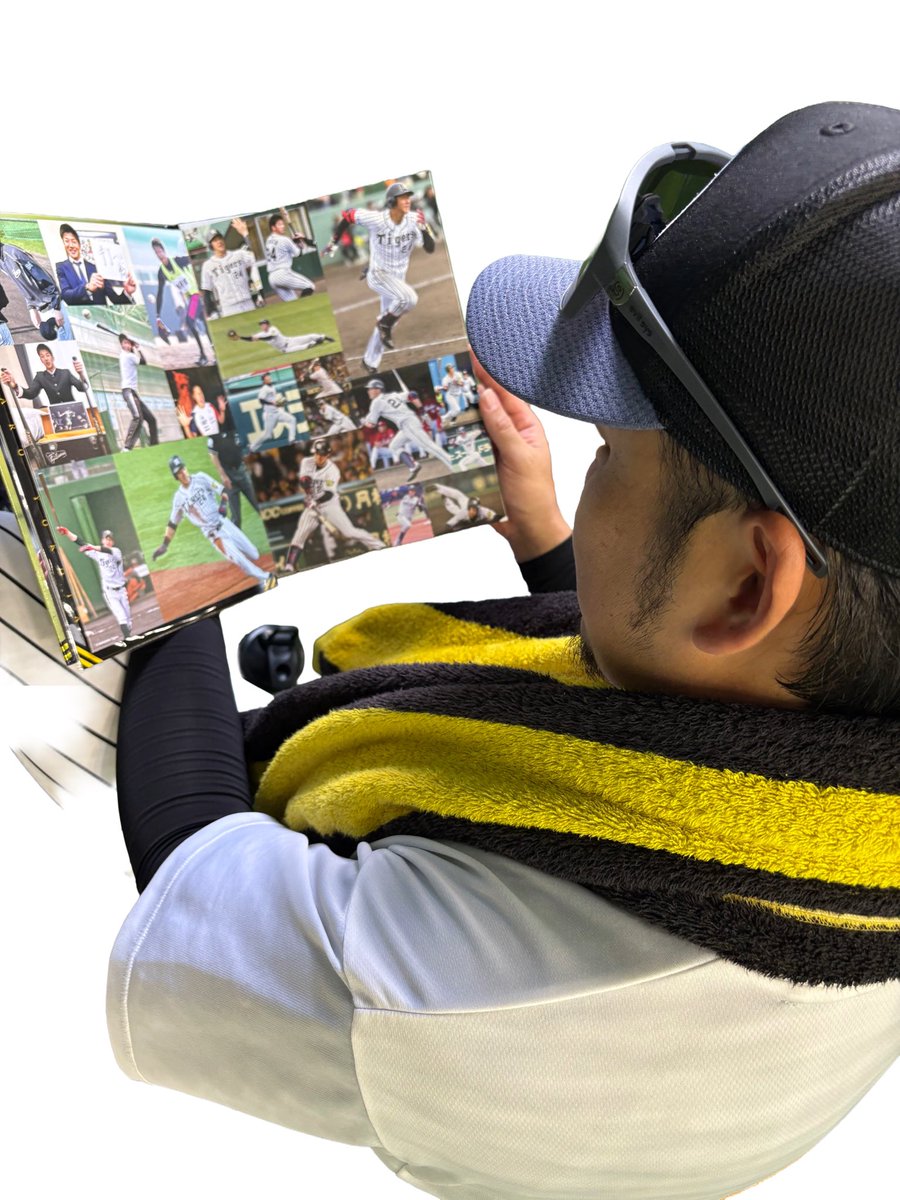 sponichi_endo's tweet photo. 岩貞祐太投手にも横田慎太郎さんの特製切手シートを届けることができました🙌「横田が飛び出して来そうですね」と懐かしい写真の数々を眺めていました☺️ https://t.co/n0WTfCUhKS