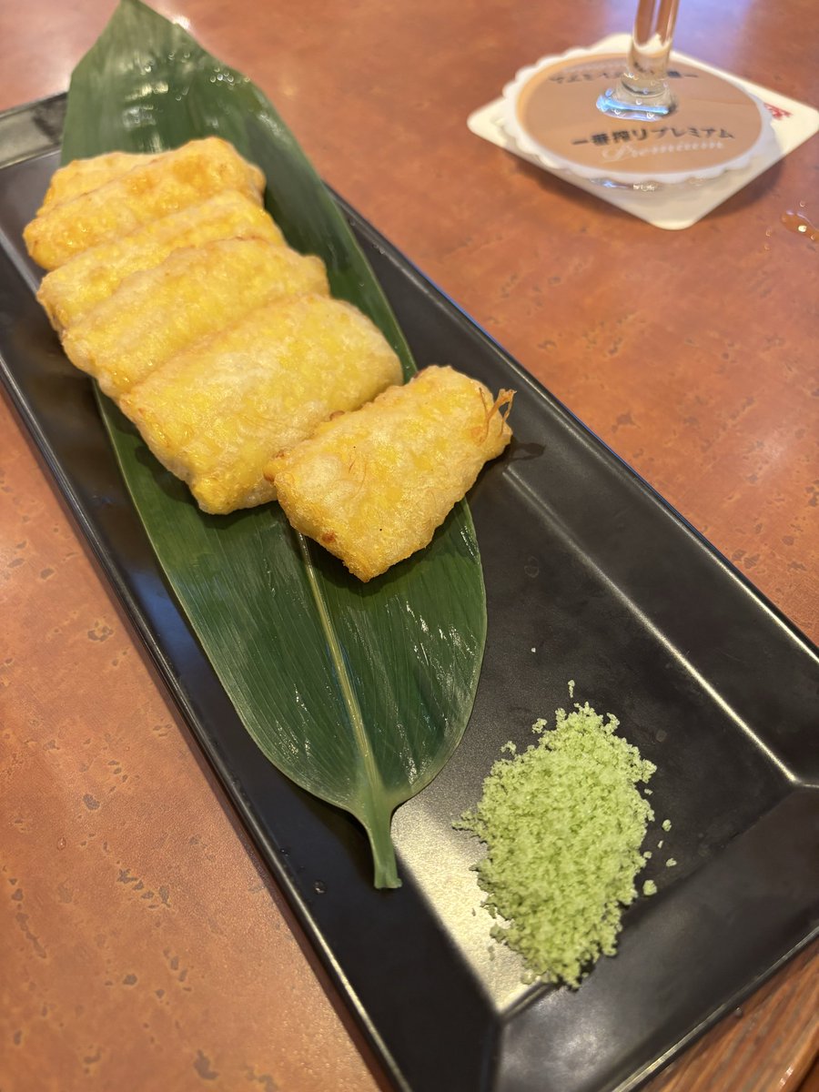 yamazaki_ch's tweet photo. 昼飲みなう

今日の美味しいおつまみは

とうもろこしのフリット
茹で上げ枝豆
鱧のグリル

とうもろこしのフリットまじうますぎて
おかわり案件でしたとさ🤤 https://t.co/trRrg7PET9