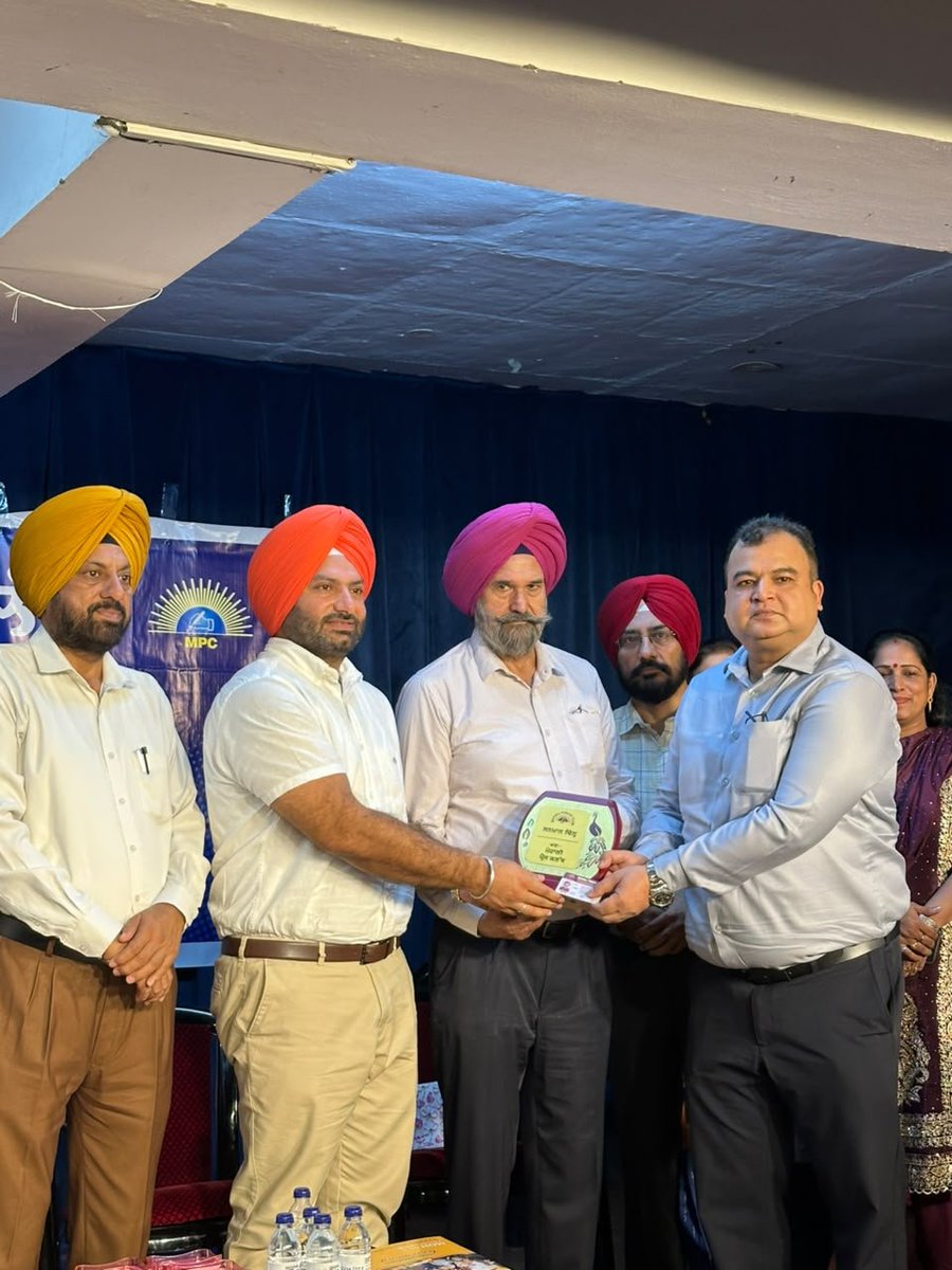 Ranjitpalpunjab's tweet photo. ਮੋਹਾਲੀ ਪ੍ਰੈੱਸ ਕਲੱਬ ਵੱਲੋਂ ਚੁਣੀ ਗਈ ਨਵੀਂ ਗਵਰਨਿੰਗ ਬਾਡੀ ਦੇ ਤਾਜਪੋਸ਼ੀ ਸਮਾਰੋਹ ਵਿੱਚ ਸ਼ਿਰਕਤ ਕੀਤੀ.. ਸਮੂਹ ਅਹੁਦੇਦਾਰਾਂ ਨੂੰ ਹਾਰਦਿਕ ਵਧਾਈਆਂ ਅਤੇ ਉਨ੍ਹਾਂ ਦੇ ਸਫਲ ਕਾਰਜਕਾਲ ਲਈ ਸ਼ੁਭਕਾਮਨਾਵਾਂ।
#MohaliPressClub #MediaCommunity #PunjabEvent #ranjitpalsinghpunjab
@AAPPunjab @AamAadmiParty https://t.co/01lsMXNb39