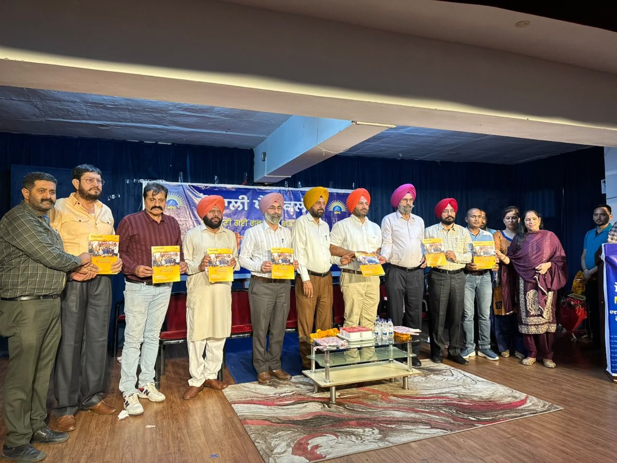 Ranjitpalpunjab's tweet photo. ਮੋਹਾਲੀ ਪ੍ਰੈੱਸ ਕਲੱਬ ਵੱਲੋਂ ਚੁਣੀ ਗਈ ਨਵੀਂ ਗਵਰਨਿੰਗ ਬਾਡੀ ਦੇ ਤਾਜਪੋਸ਼ੀ ਸਮਾਰੋਹ ਵਿੱਚ ਸ਼ਿਰਕਤ ਕੀਤੀ.. ਸਮੂਹ ਅਹੁਦੇਦਾਰਾਂ ਨੂੰ ਹਾਰਦਿਕ ਵਧਾਈਆਂ ਅਤੇ ਉਨ੍ਹਾਂ ਦੇ ਸਫਲ ਕਾਰਜਕਾਲ ਲਈ ਸ਼ੁਭਕਾਮਨਾਵਾਂ।
#MohaliPressClub #MediaCommunity #PunjabEvent #ranjitpalsinghpunjab
@AAPPunjab @AamAadmiParty https://t.co/01lsMXNb39