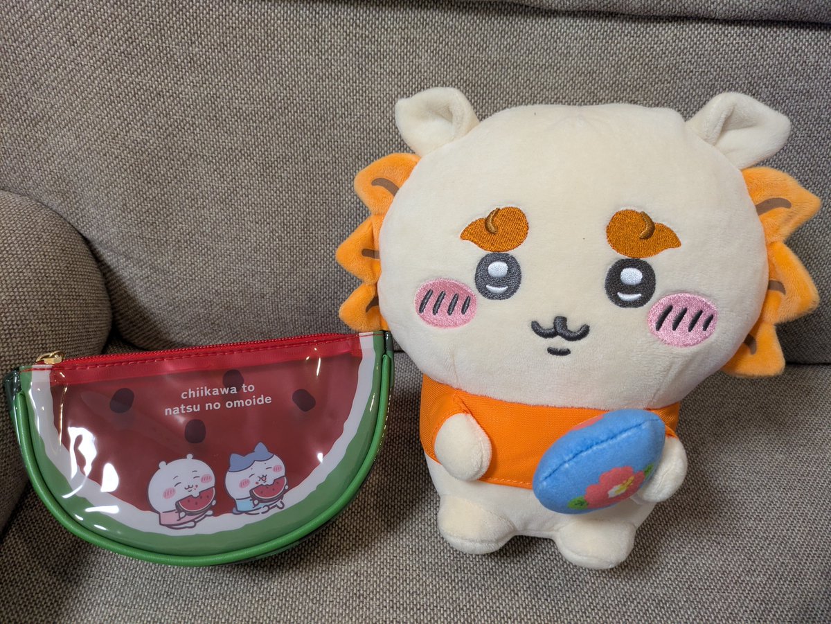 PP_glollipop's tweet photo. ちいかわのエニマイくじ🌻✨上の子の習い事の帰りにコンビニたまたま寄ったらあったらしく、2回引いてきてくれてシーサーぬいぐるみとちいちゃん＆ハチワレのスイカのポーチ🍉私も引きたくなって下の子と2回引きに行ったらラッコ先生とちいちゃんとうさぎの豆皿当たった🍧かわいい😍♡ https://t.co/ldFSjpdAxB