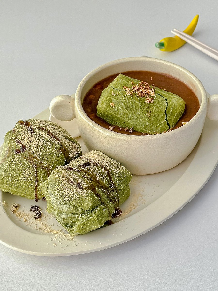 AVokzy's tweet photo. Tucked into a tiny Berlin street, this homemade matcha tteokbokki (Korean-Chinese rice cake) pairs chewy spicy cakes with earthy Japanese matcha — a cozy fusion bite that’s way better than takeout. https://t.co/zZKryM8fOw