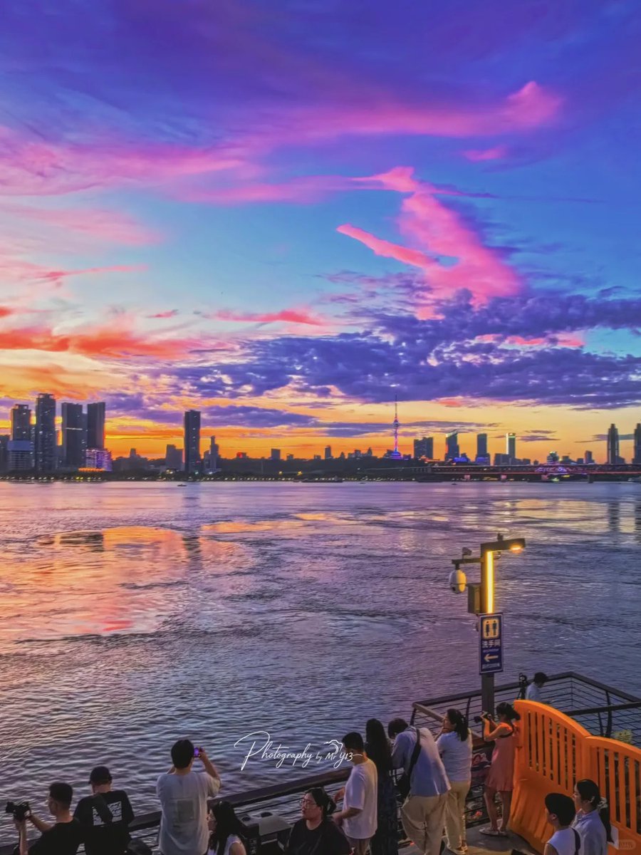 visit_wuhan's tweet photo. ๐ผ๏ธThe sky bleeds pink-to-orange like a manga panel. Every evening, the Yangtze hosts a spectacular sunset โ Wuhan's romance never whispers.๐
#Wuhan #SunsetMagic #ComicSky #YangtzeSunset #GoldenHour https://t.co/8Id81d28y6