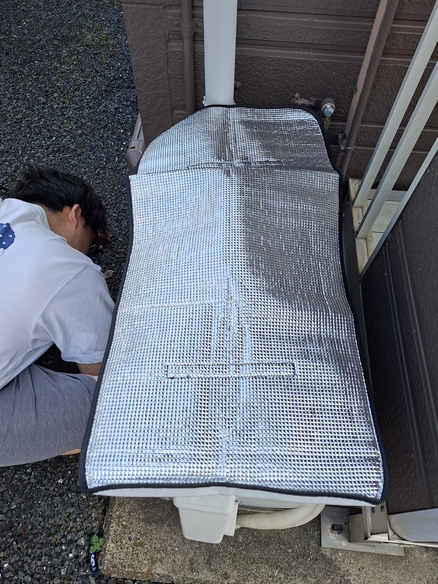 JaCoBi0's tweet photo. ←今年の室外機カバー
→去年の室外機カバーだったもの

銀無いなったね https://t.co/IGdU80A8RF