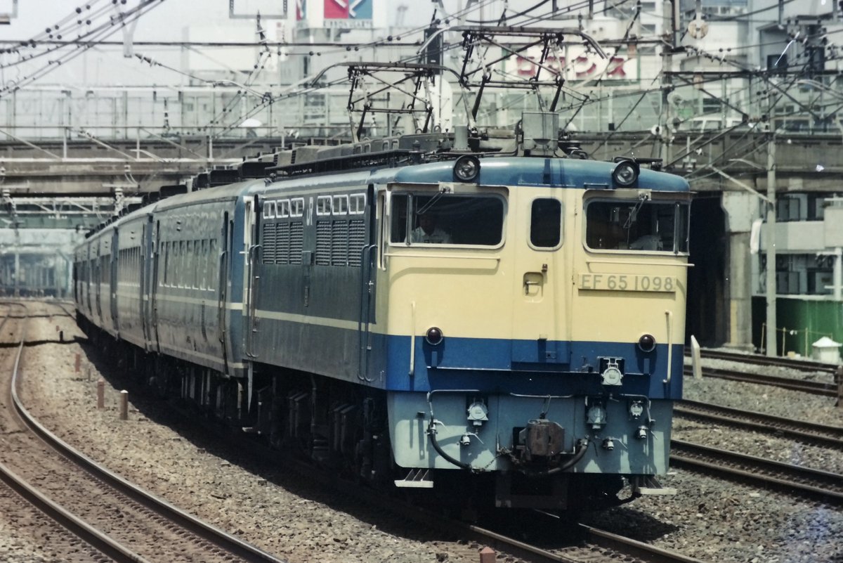 Xb94g5ANuyuq66N's tweet photo. 世にも珍しいJR北海道14系500の上野推進回送。
オハ14は「急行まりも」の特急化と「急行はまなす」に復帰するまで定期運用を外れたドリームカー5両を全て連結して団体で来ました。
今では東武で乗れちゃうのが凄いですね。
#14系 https://t.co/iB79ui62rY