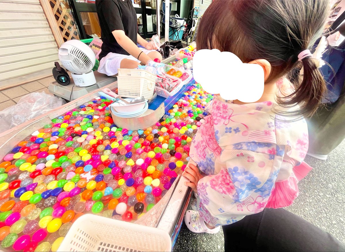 watage06's tweet photo. 久々に田舎の祭りを訪れたら金魚すくいや気合いの入ったタコ焼き、20年前の型使ってるだろってくらいデブのピカチュウカステラが現役で嬉しかった🏮 https://t.co/E3tVKPUdxH